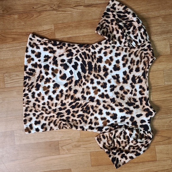 NWOT- LEOLARD PRINT V-NECK BY VIBE - Picture 8 of 8